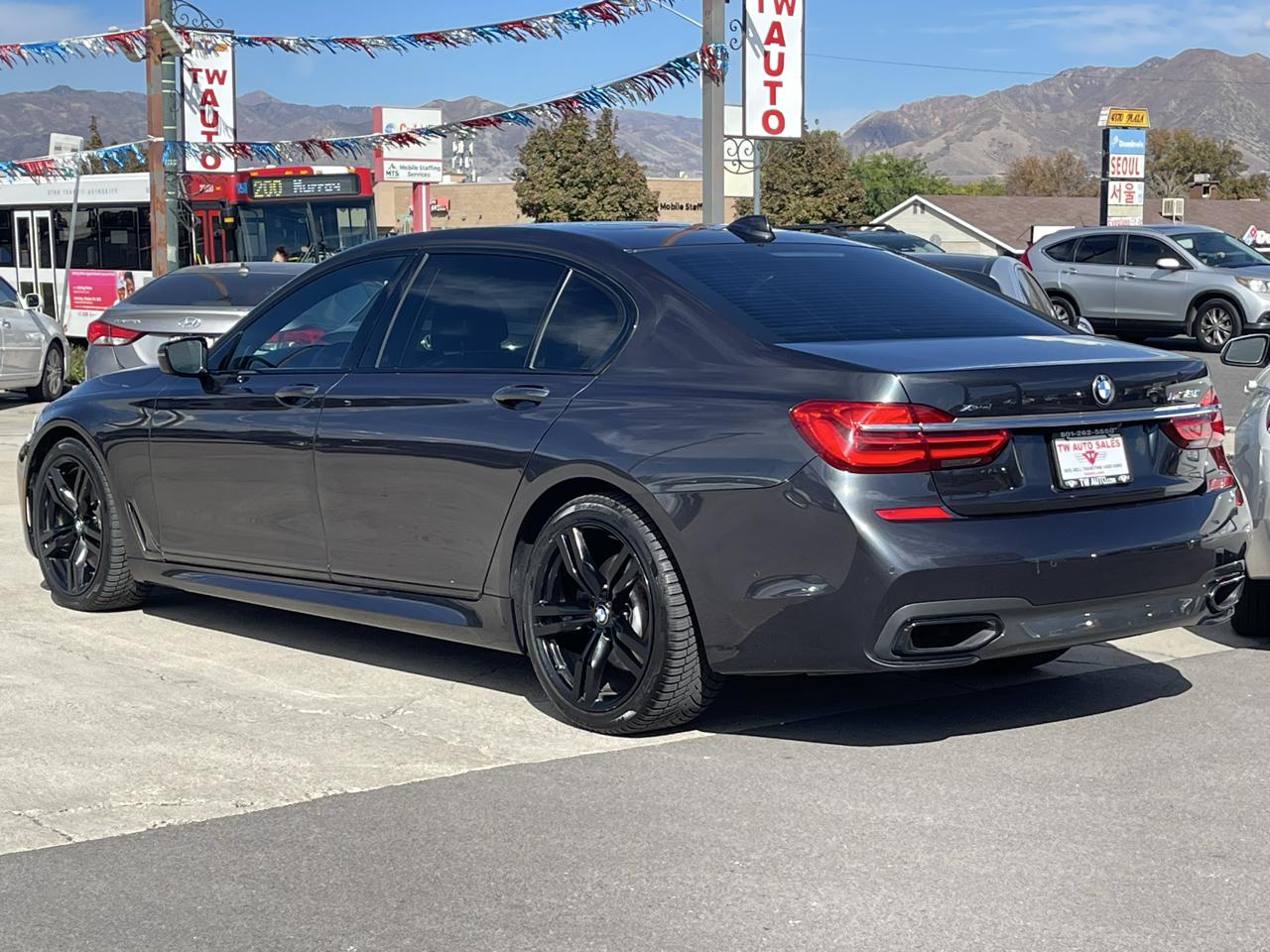 BMW 7 Series photo 6