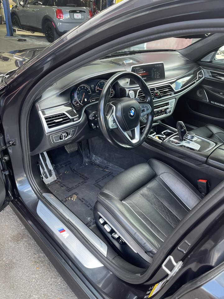 BMW 7 Series photo 11