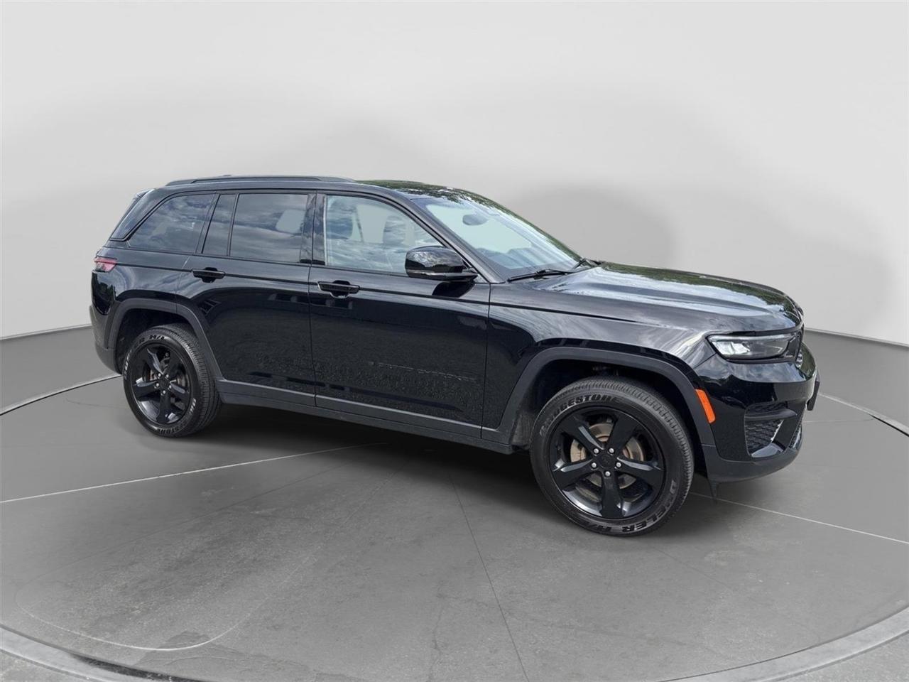 Jeep Grand Cherokee Laredo 4WD 2024