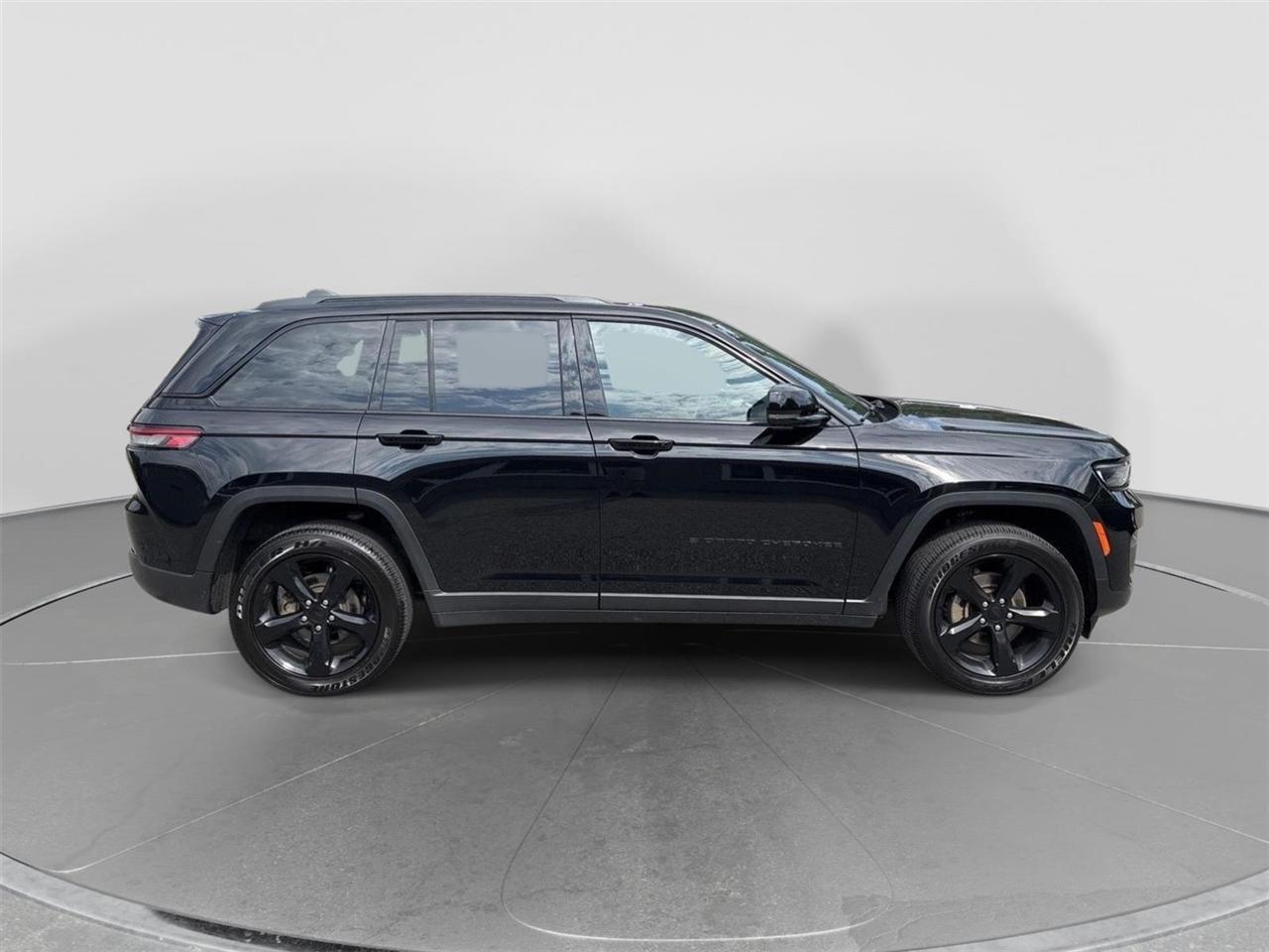 Jeep Grand Cherokee Laredo 4WD 2024