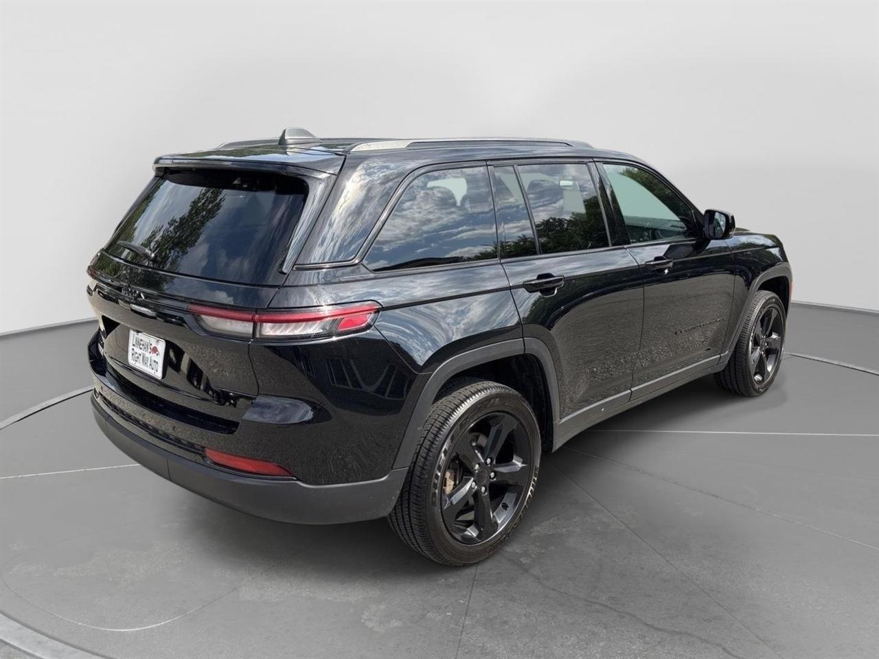 Jeep Grand Cherokee Laredo 4WD 2024