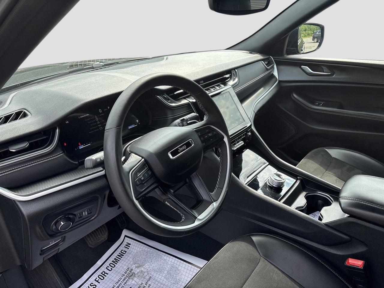 Jeep Grand Cherokee Laredo 4WD 2024