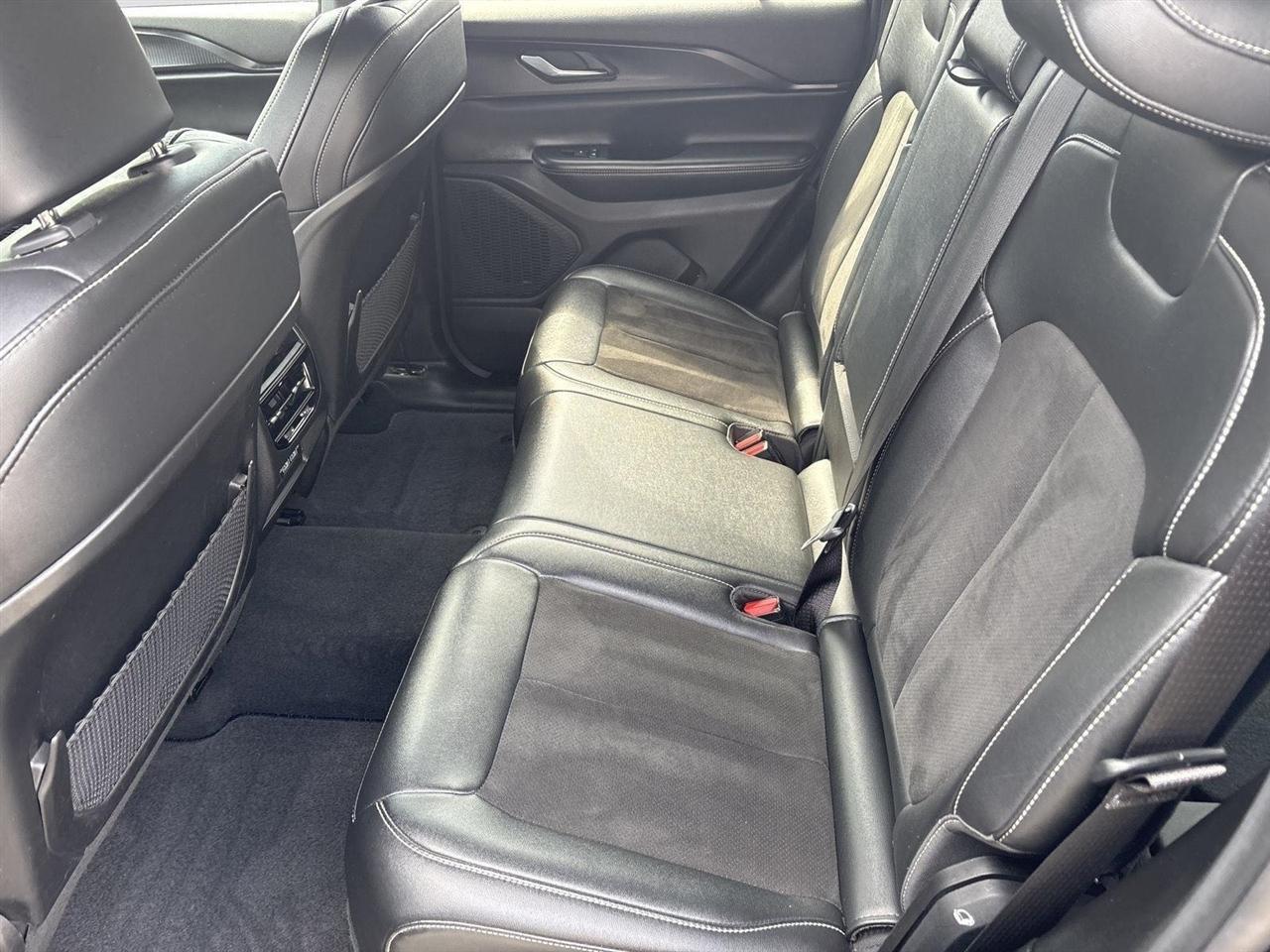 Jeep Grand Cherokee Laredo 4WD 2024