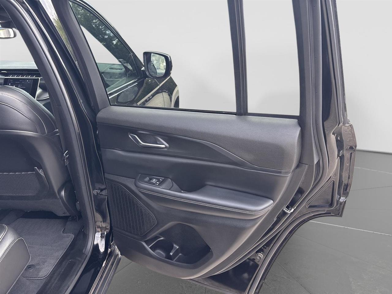 Jeep Grand Cherokee Laredo 4WD 2024