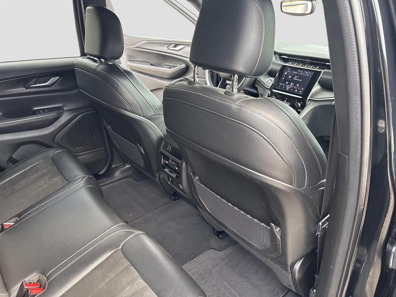 Jeep Grand Cherokee Laredo 4WD 2024
