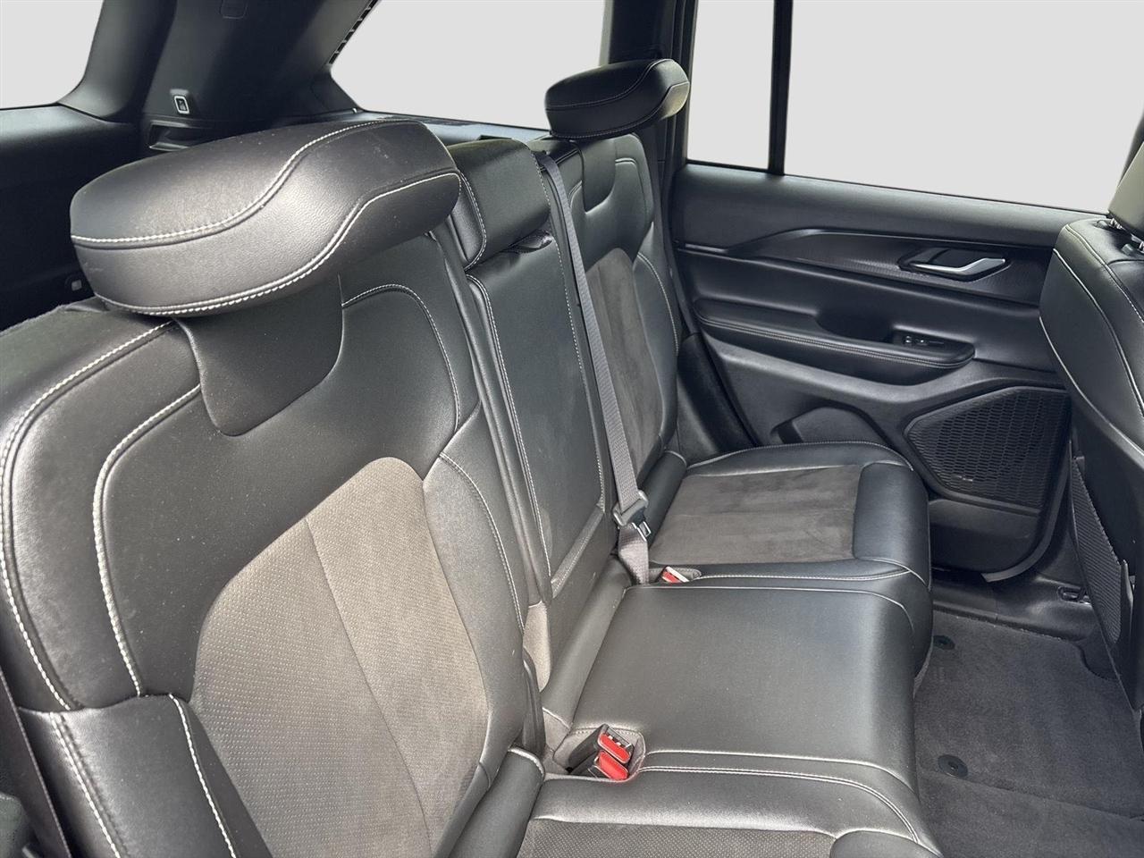 Jeep Grand Cherokee Laredo 4WD 2024