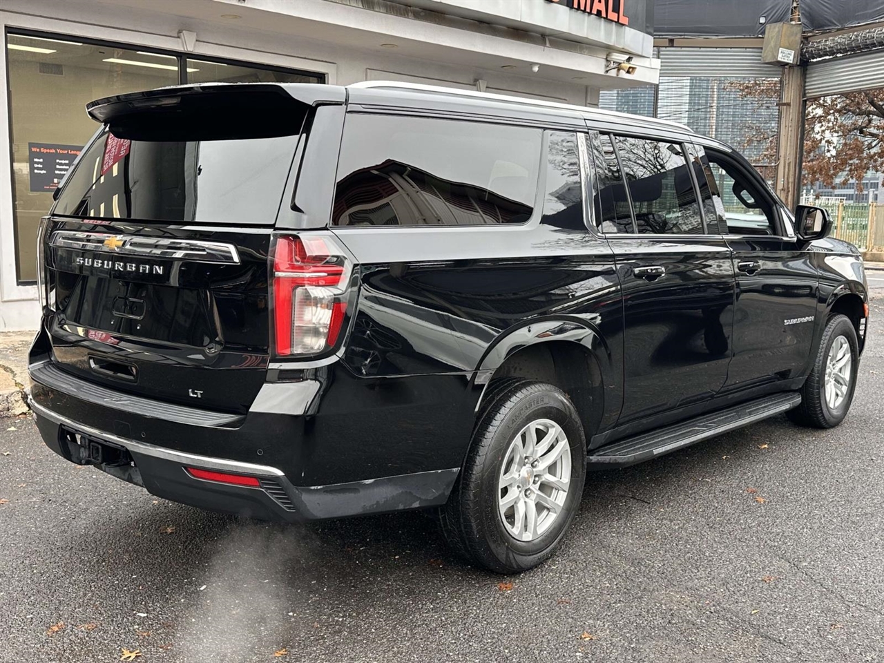 2024 Chevrolet Suburban LT photo 2