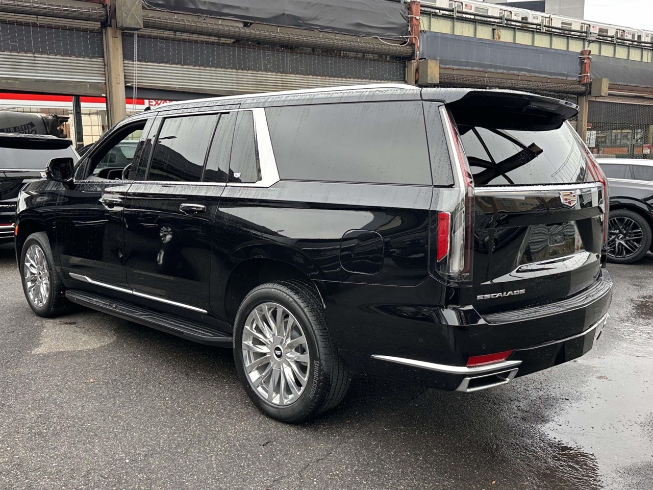 2023 Cadillac Escalade ESV Premium Luxury photo 2