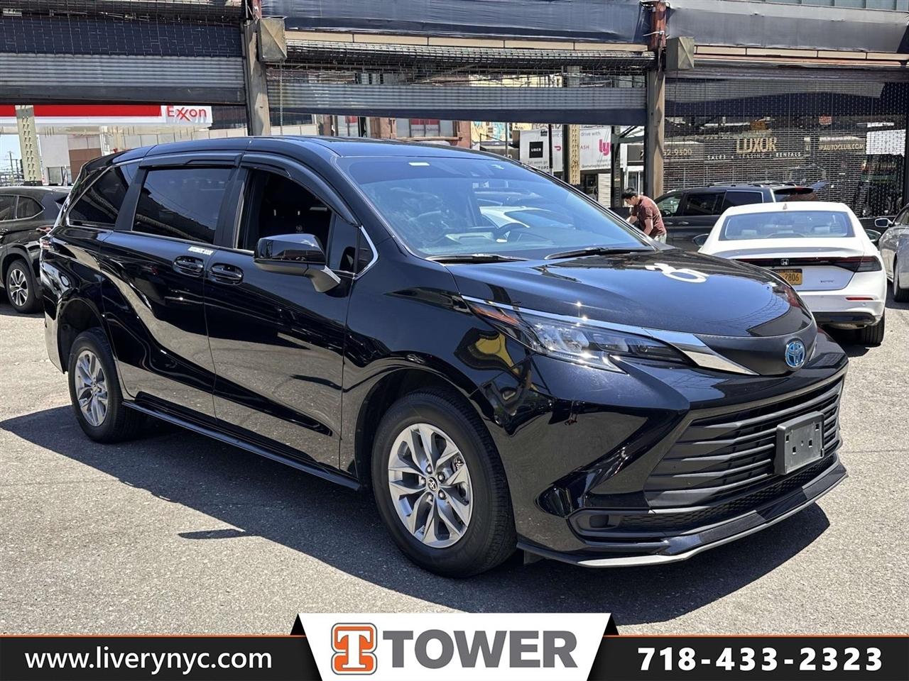 2025 Toyota SIENNA LE/ wheel chair