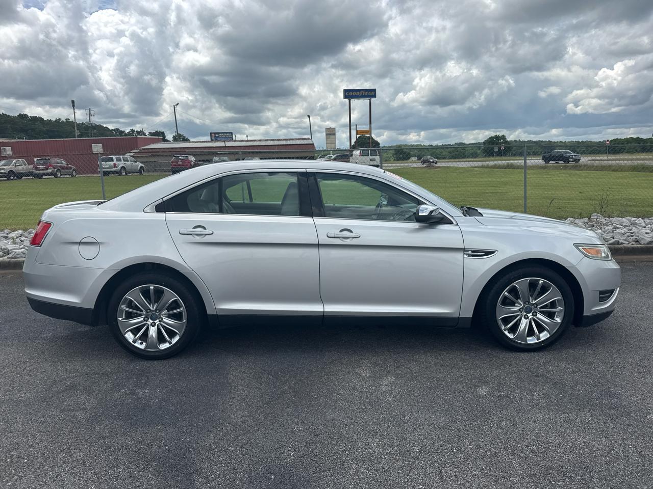 Ford Taurus Limited FWD 2010