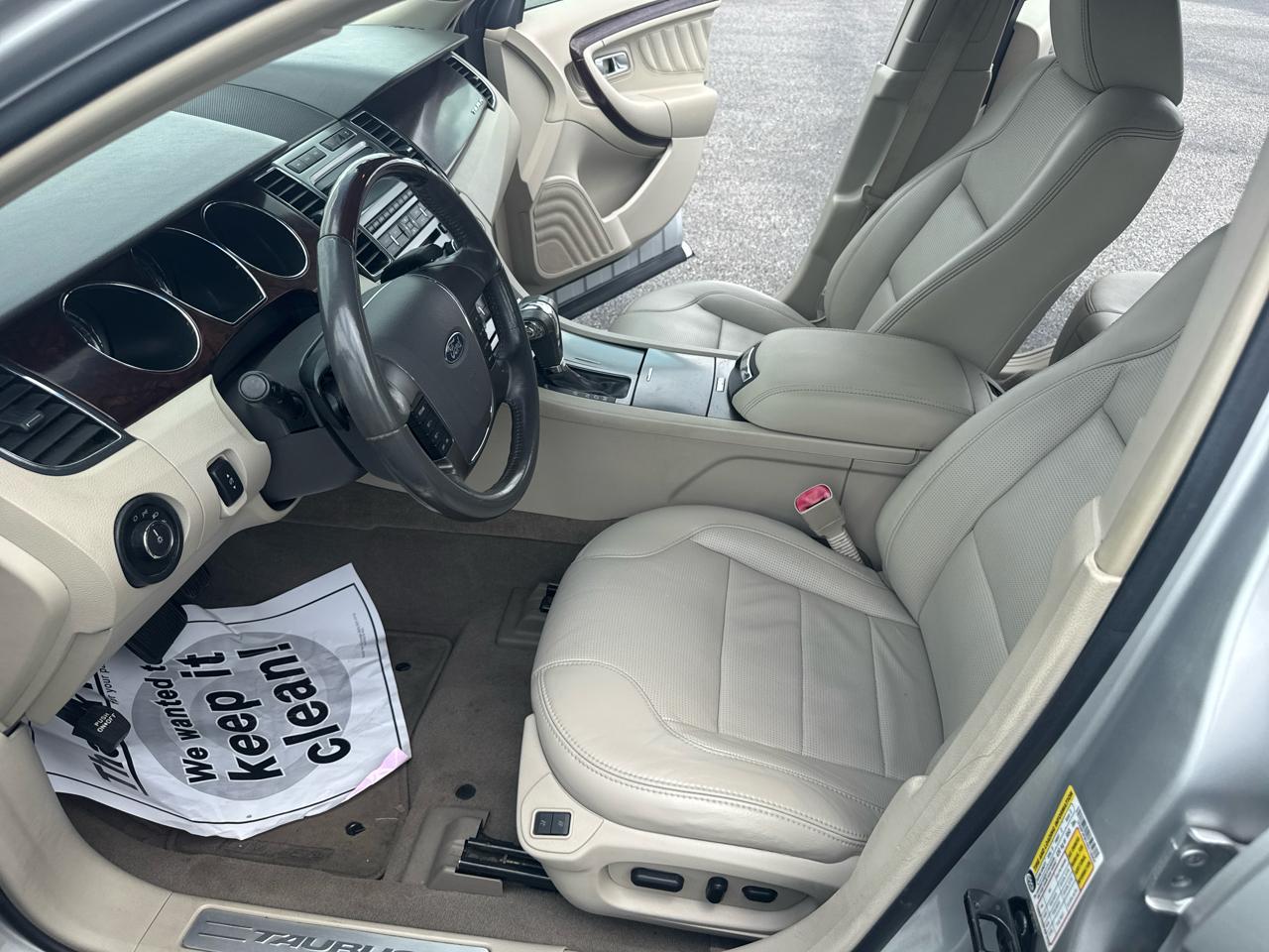 Ford Taurus Limited FWD 2010