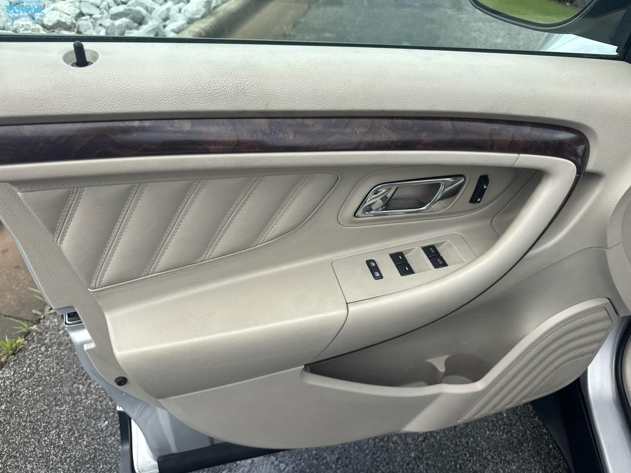 Ford Taurus Limited FWD 2010