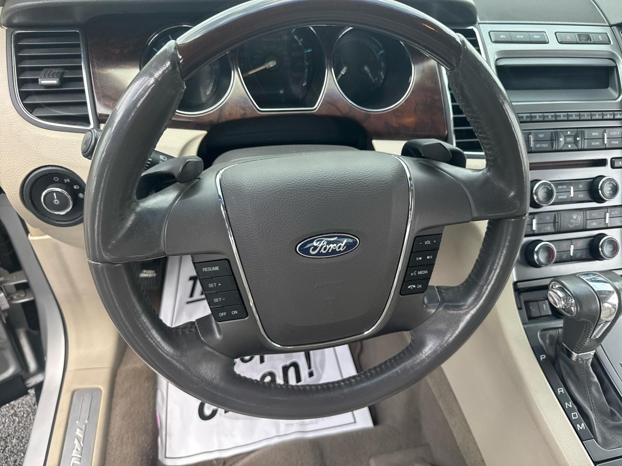 Ford Taurus Limited FWD 2010