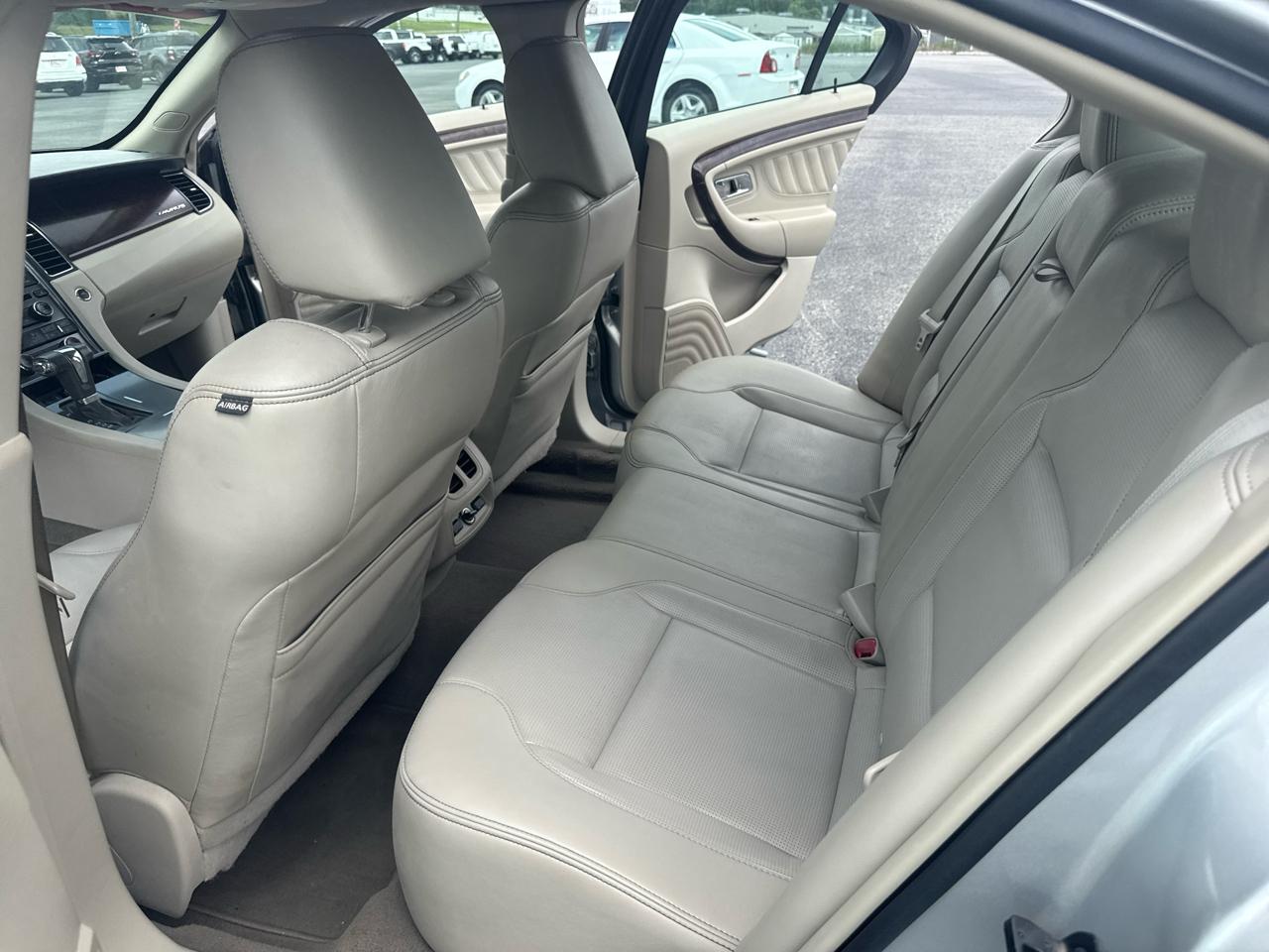 Ford Taurus Limited FWD 2010