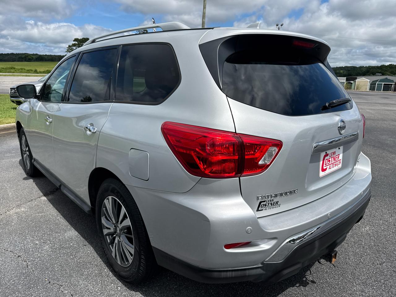 Nissan Pathfinder SV 2020