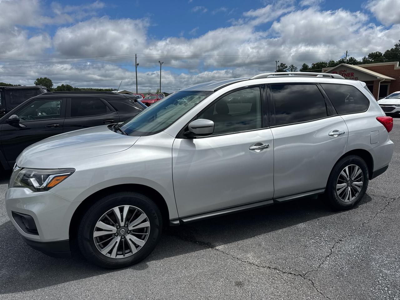 Nissan Pathfinder SV 2020
