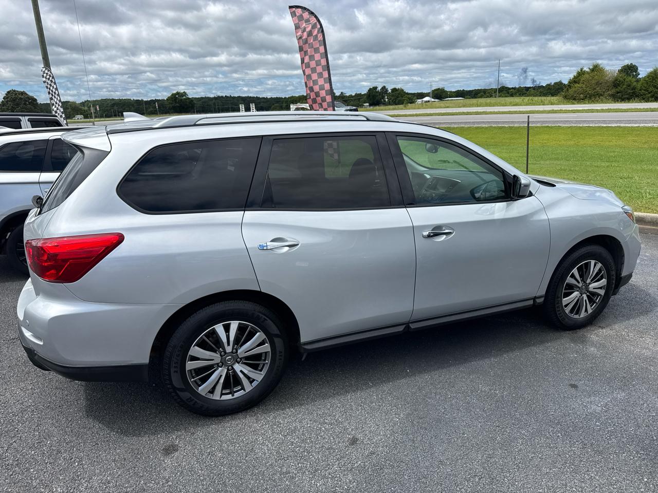 Nissan Pathfinder SV 2020