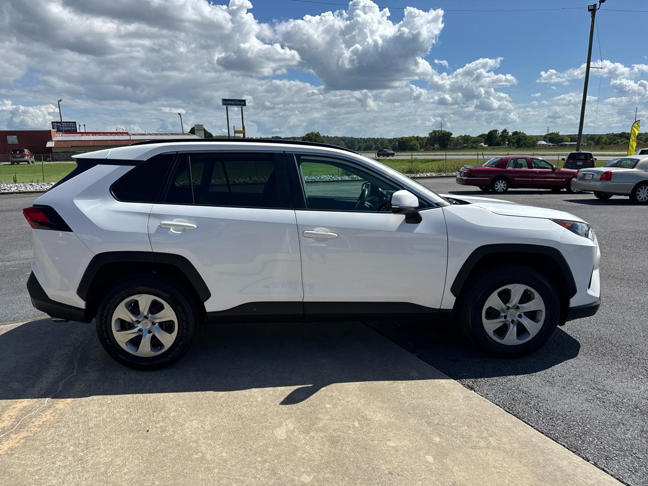 Toyota RAV4 LE 2021