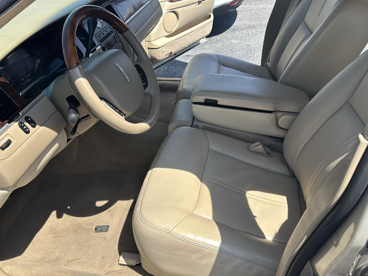 Lincoln Town Car Signature Limited 2010