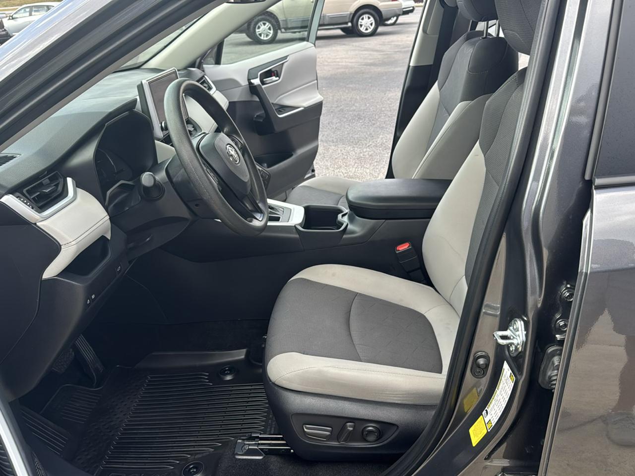 Toyota RAV4 XLE 2025