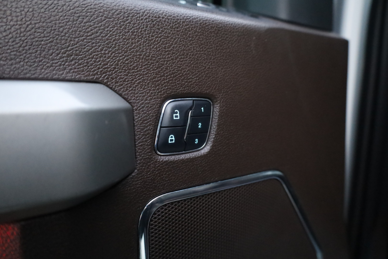 Ford Super Duty F-350 DRW King Ranch 4WD Crew Cab 8' Box 2017