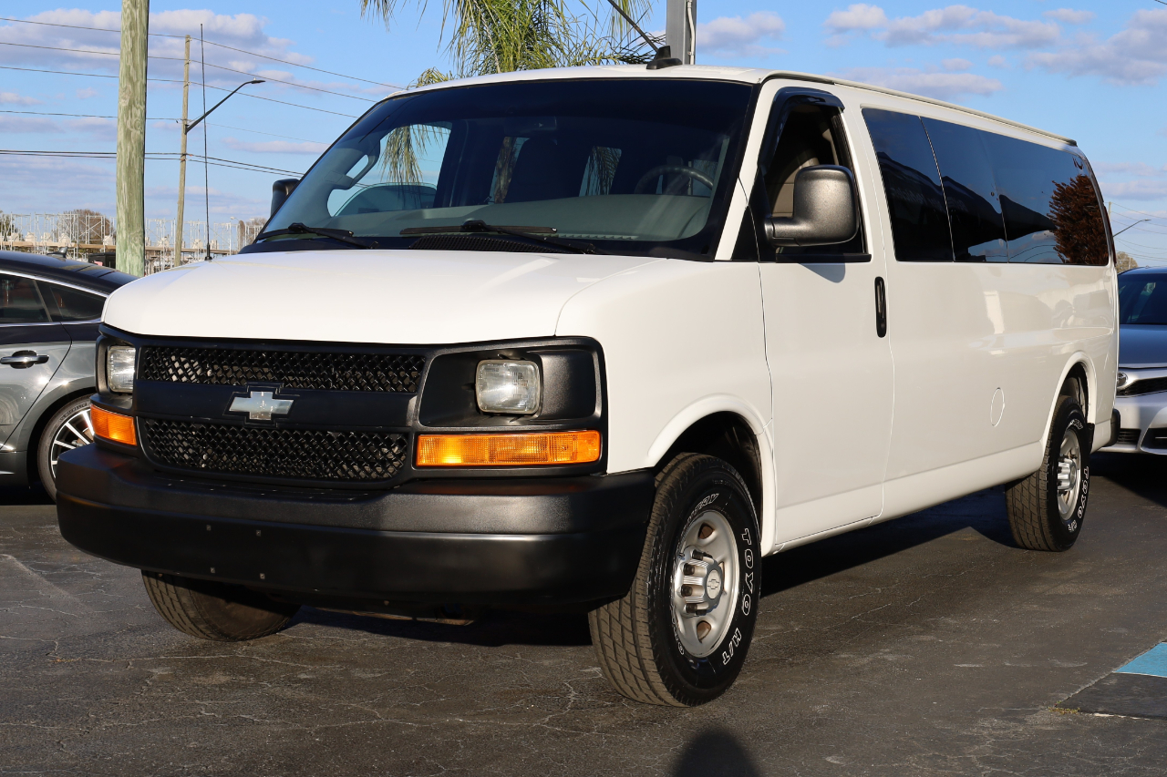 Chevrolet Express Passenger RWD 3500 155" LS w/1LS 2016