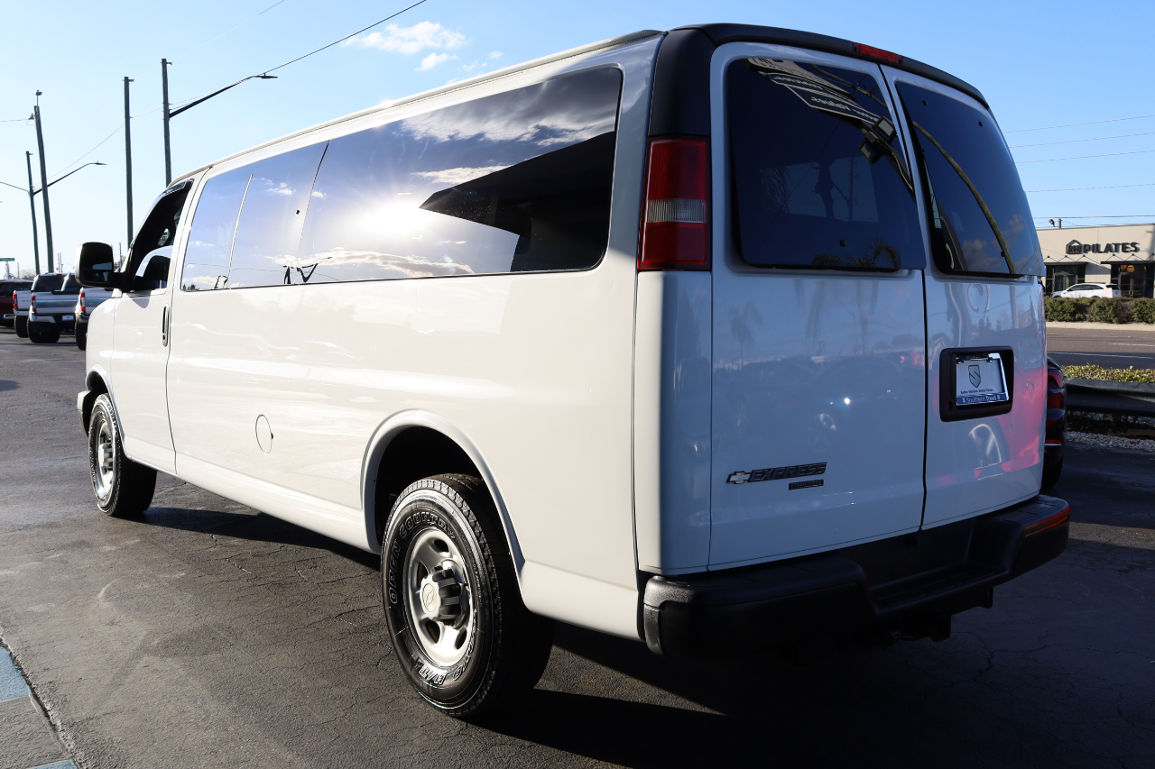 Chevrolet Express Passenger RWD 3500 155" LS w/1LS 2016