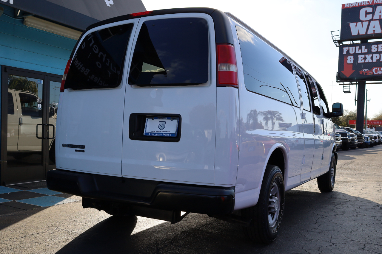 Chevrolet Express Passenger RWD 3500 155" LS w/1LS 2016