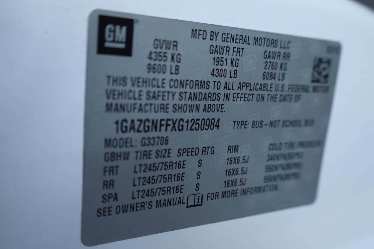 Chevrolet Express Passenger RWD 3500 155" LS w/1LS 2016