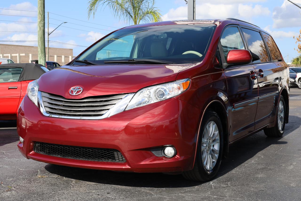 Toyota Sienna 5dr 7-Pass Van V6 XLE AAS FWD (Natl) 2011