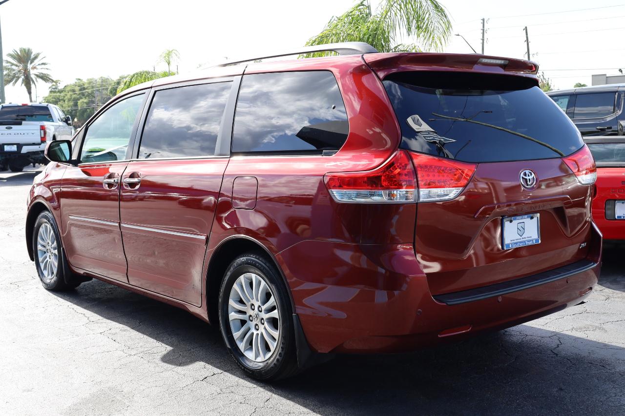 Toyota Sienna 5dr 7-Pass Van V6 XLE AAS FWD (Natl) 2011