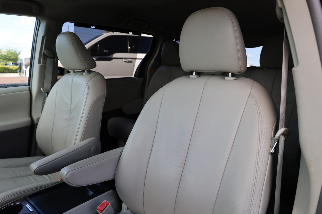 Toyota Sienna 5dr 7-Pass Van V6 XLE AAS FWD (Natl) 2011