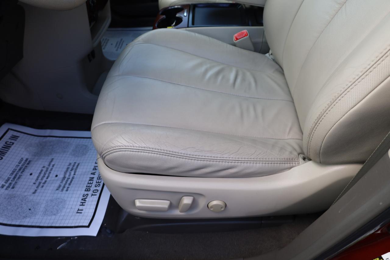 Toyota Sienna 5dr 7-Pass Van V6 XLE AAS FWD (Natl) 2011