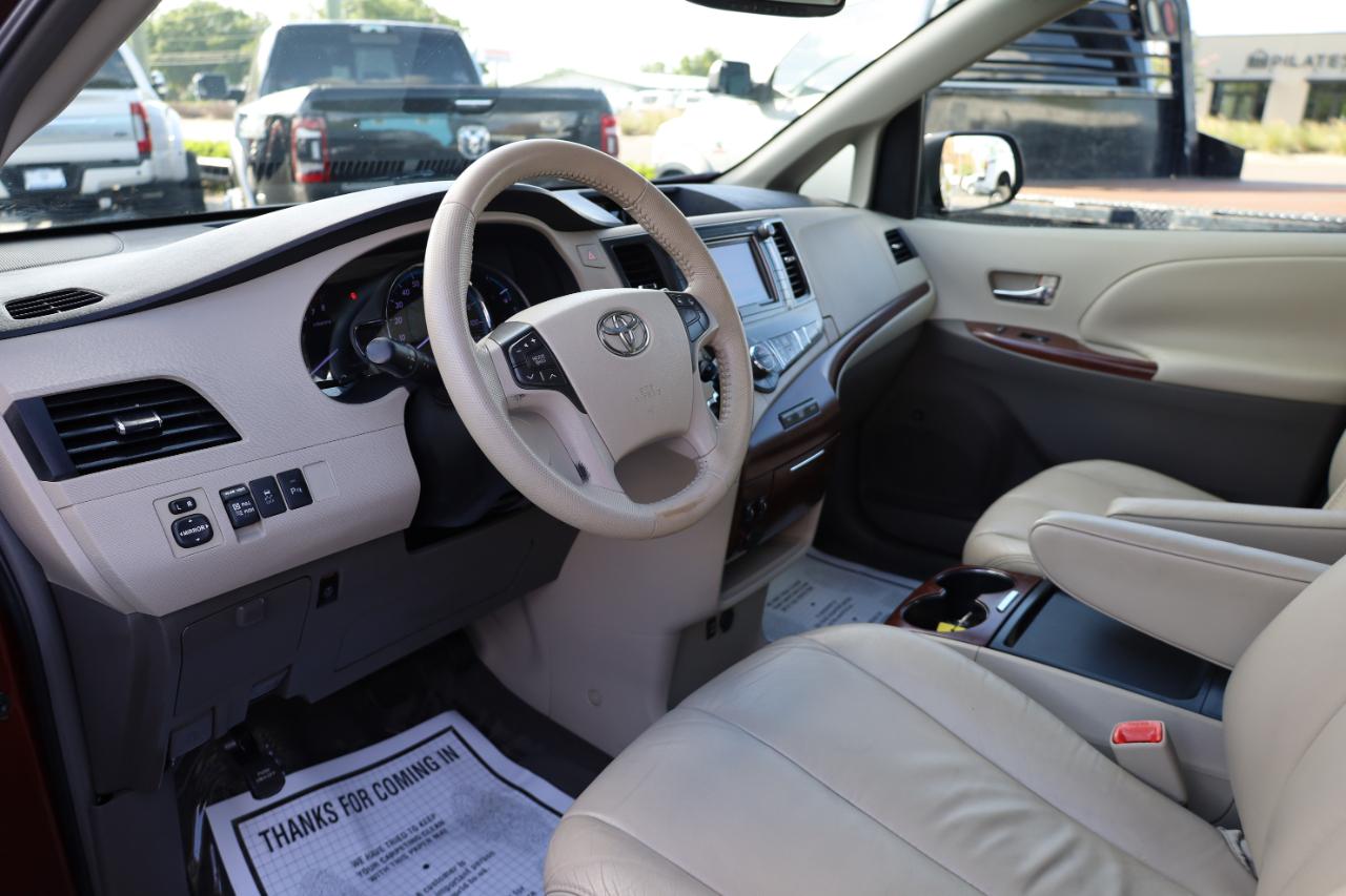 Toyota Sienna 5dr 7-Pass Van V6 XLE AAS FWD (Natl) 2011