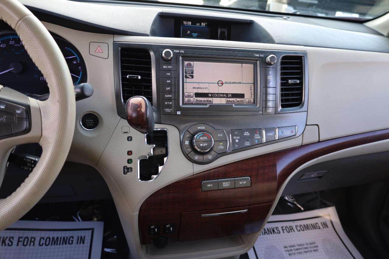 Toyota Sienna 5dr 7-Pass Van V6 XLE AAS FWD (Natl) 2011