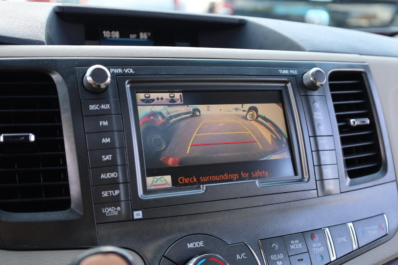 Toyota Sienna 5dr 7-Pass Van V6 XLE AAS FWD (Natl) 2011