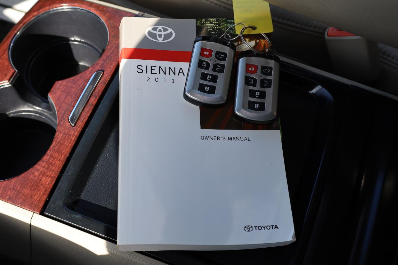 Toyota Sienna 5dr 7-Pass Van V6 XLE AAS FWD (Natl) 2011