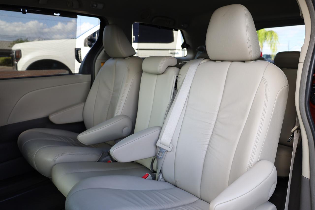 Toyota Sienna 5dr 7-Pass Van V6 XLE AAS FWD (Natl) 2011