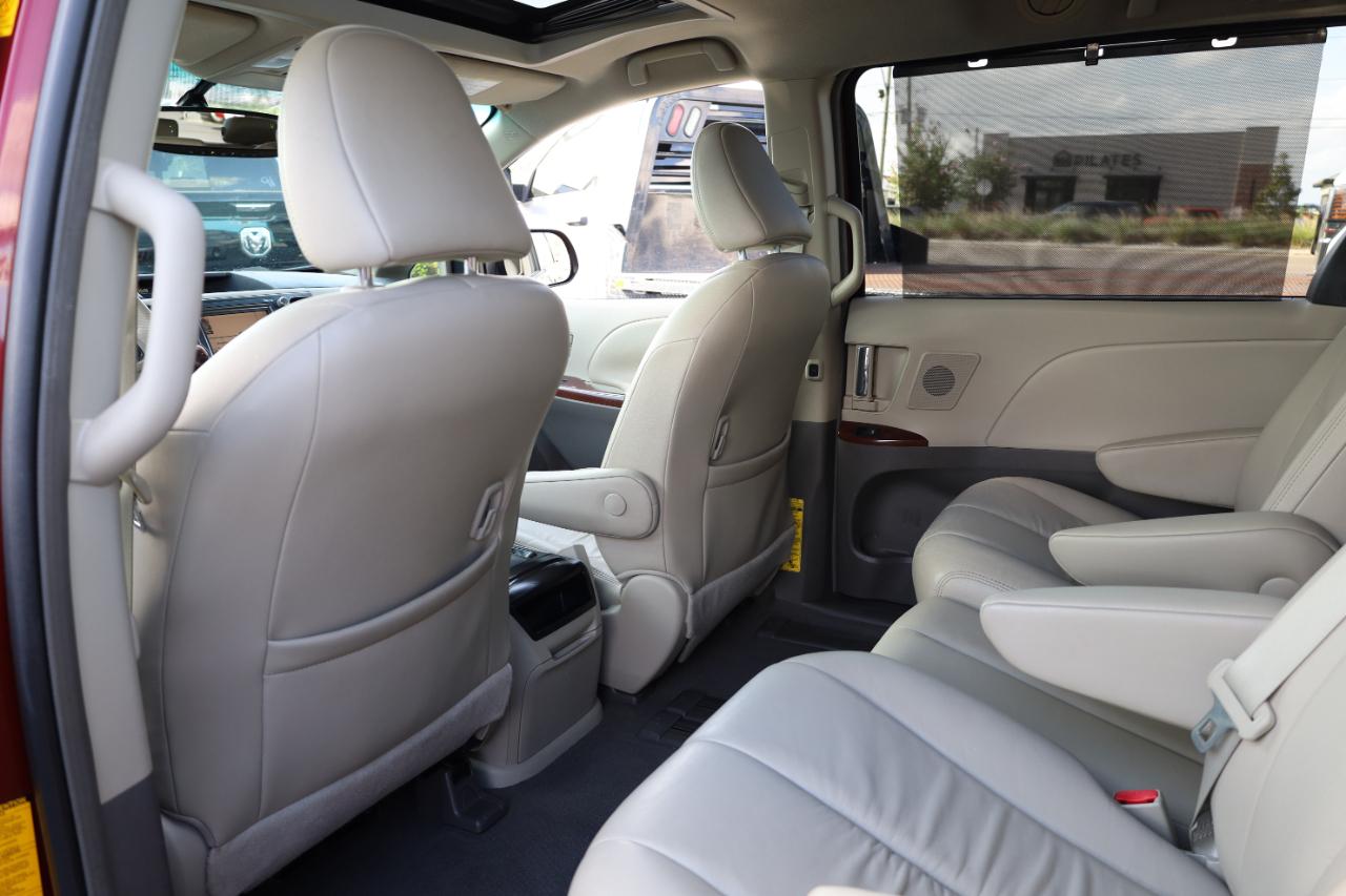 Toyota Sienna 5dr 7-Pass Van V6 XLE AAS FWD (Natl) 2011