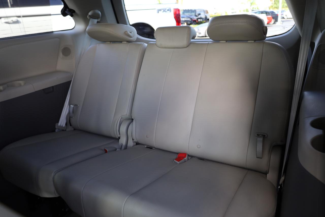 Toyota Sienna 5dr 7-Pass Van V6 XLE AAS FWD (Natl) 2011