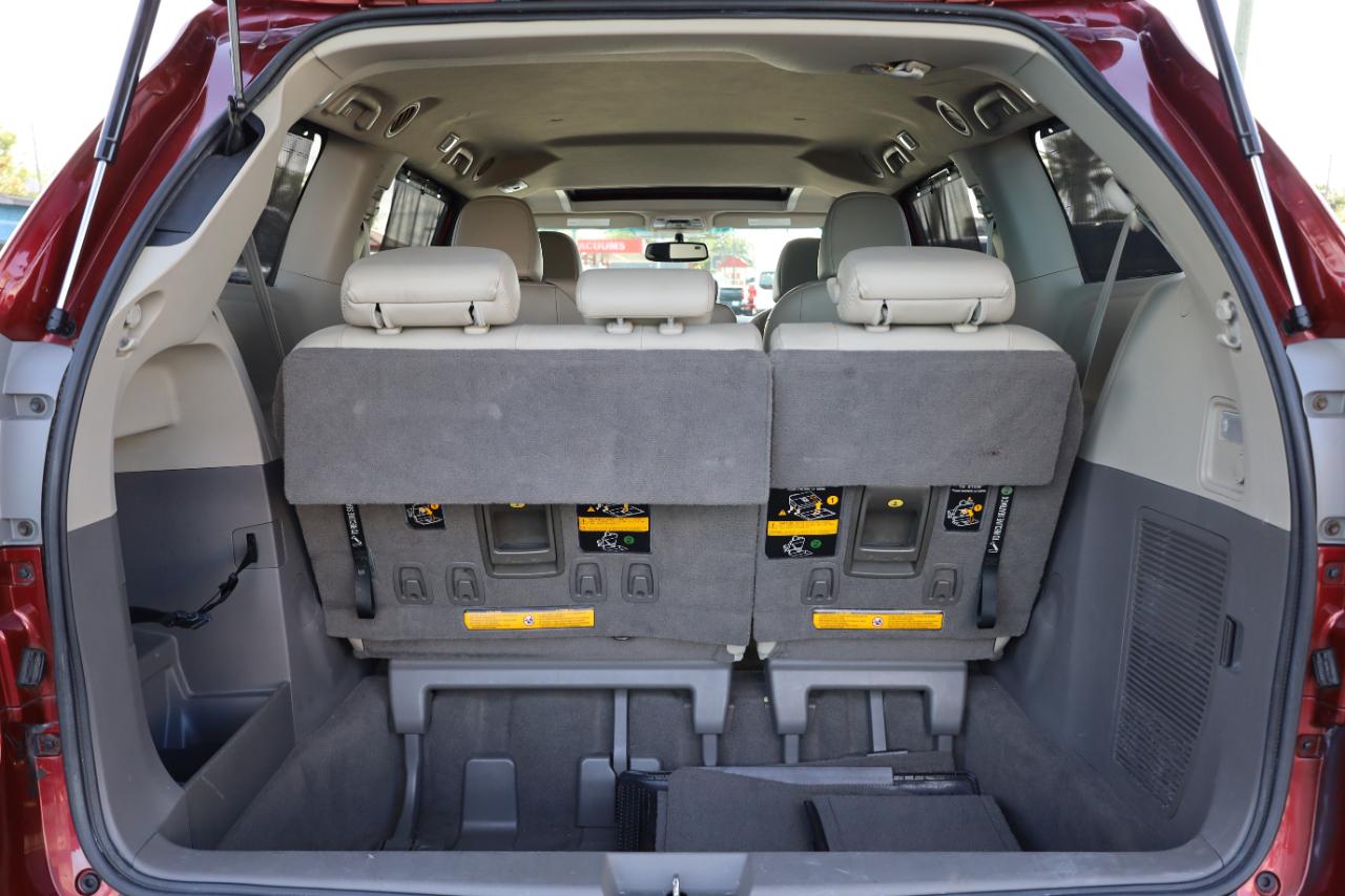 Toyota Sienna 5dr 7-Pass Van V6 XLE AAS FWD (Natl) 2011