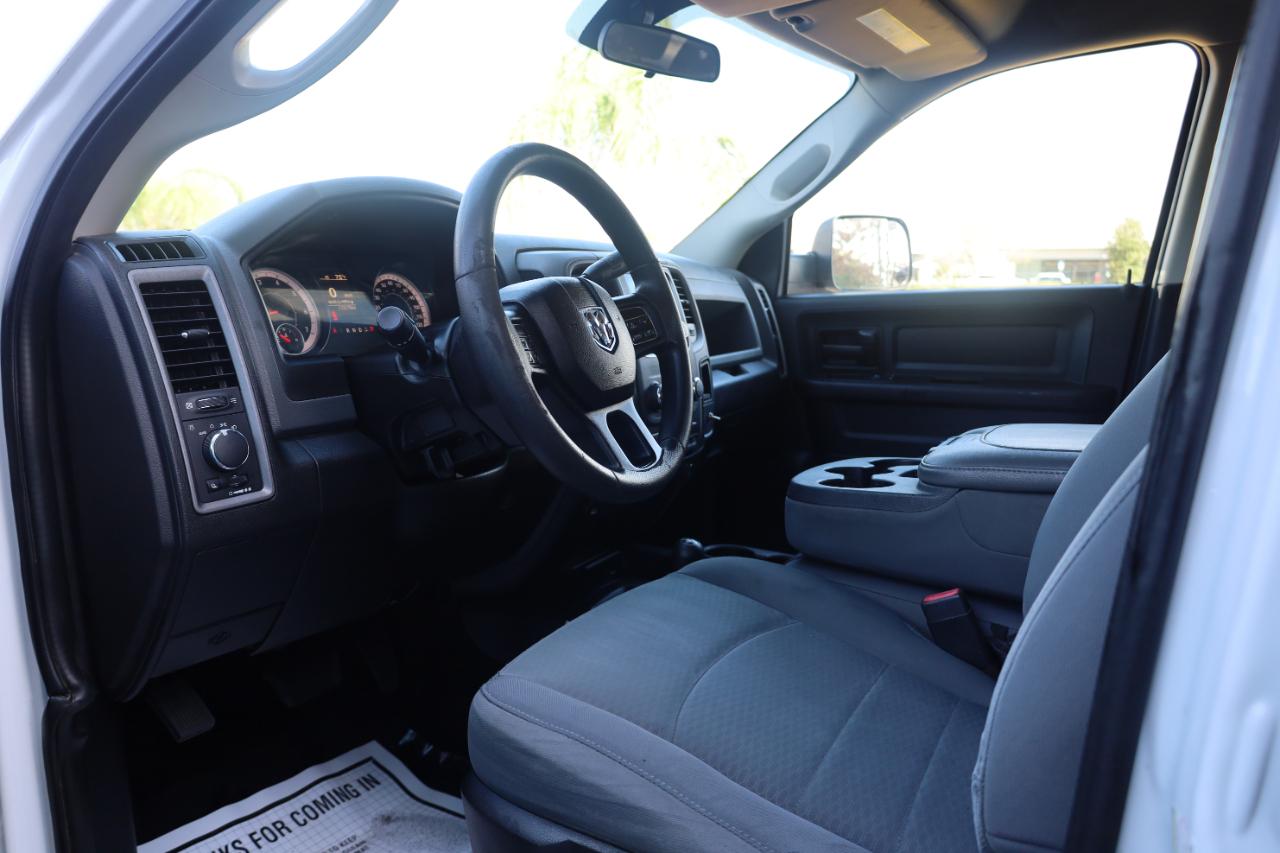 RAM 3500 Tradesman 4x4 Crew Cab 6'4" Box 2017