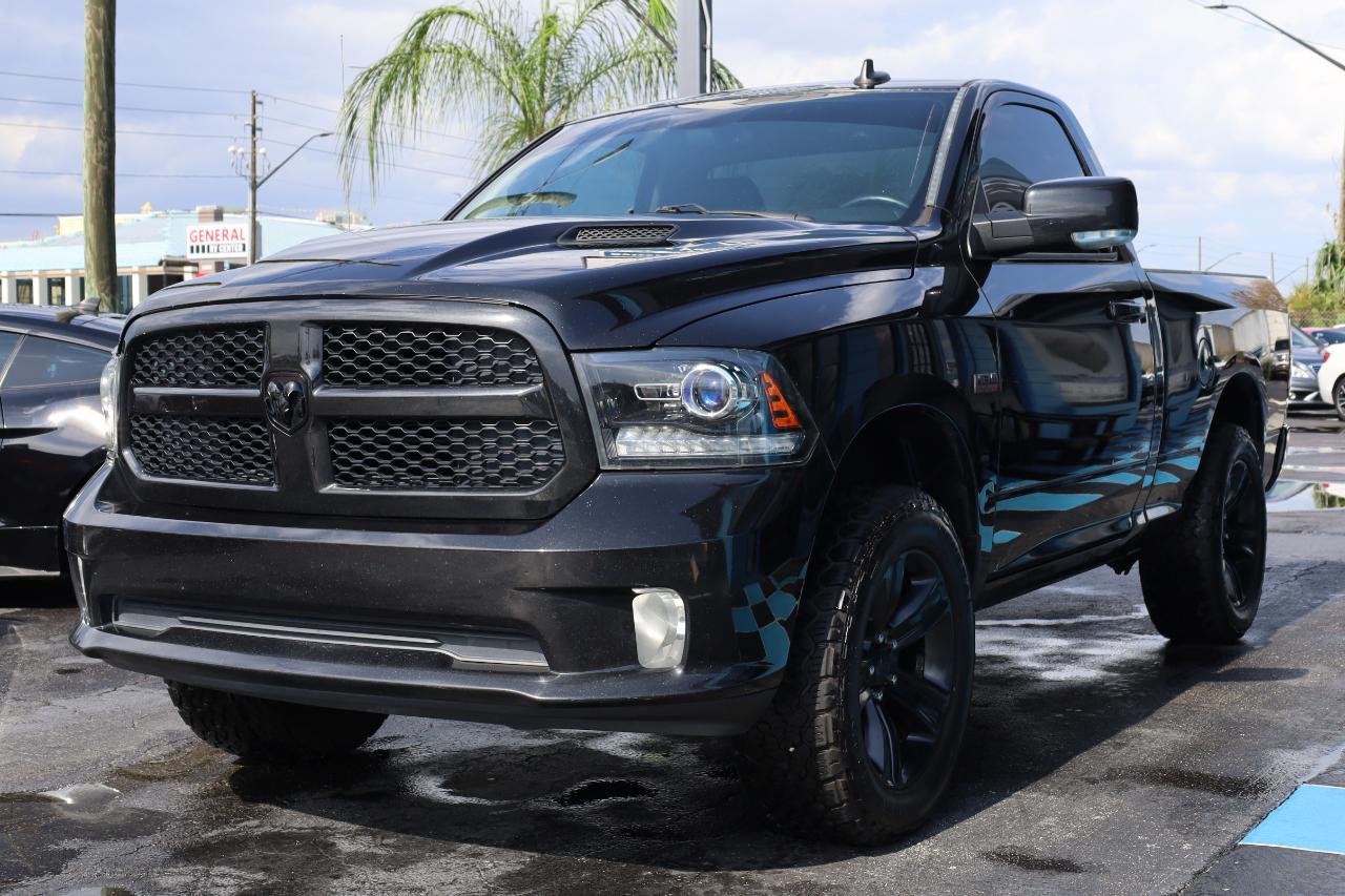 RAM 1500 Night 4x4 Regular Cab 6'4" Box 2017