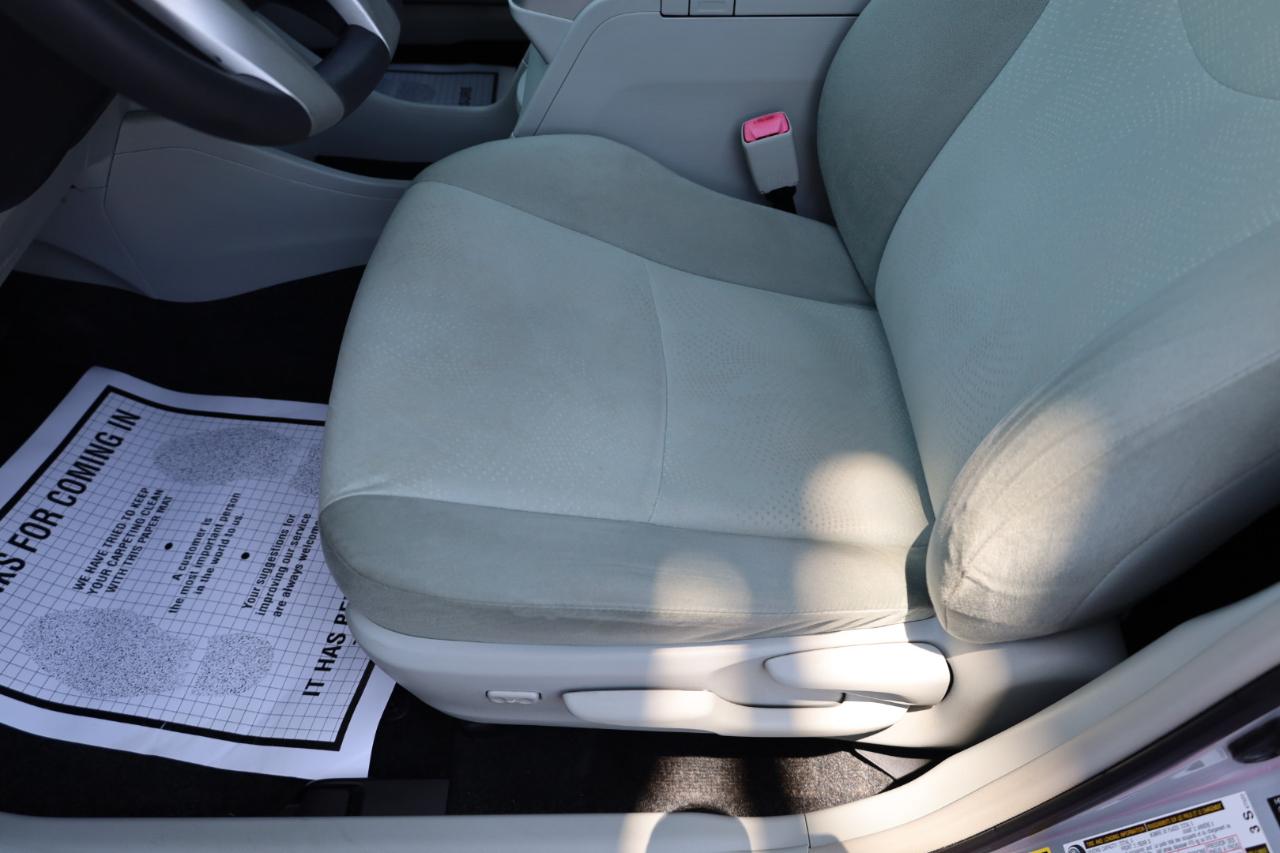 Toyota Prius V 5dr Wgn Three (Natl) 2012