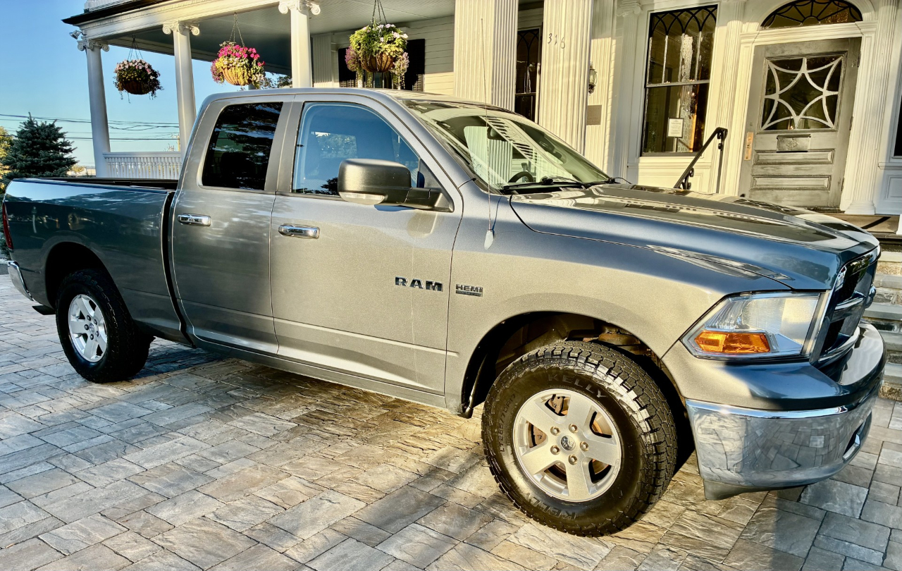 2009 Dodge Ram SLT photo 2