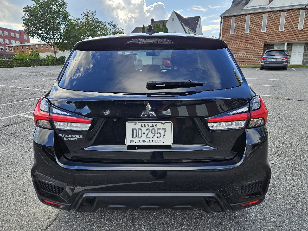 2020 Mitsubishi Outlander ES photo 2