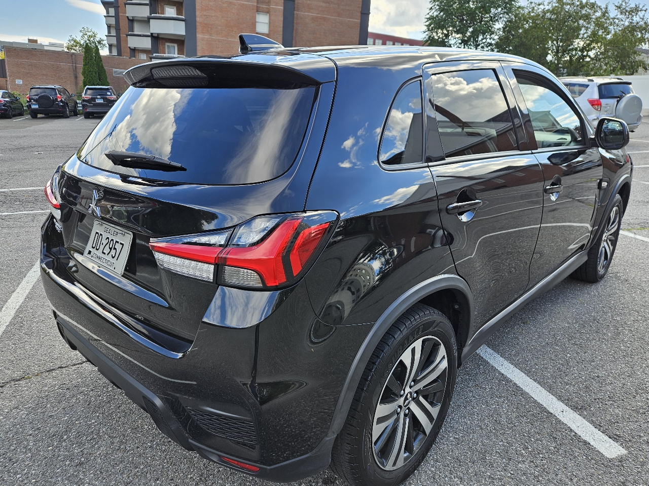 2020 Mitsubishi Outlander ES photo 3