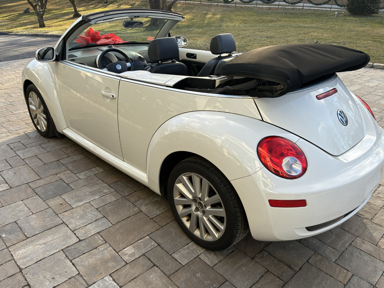 Volkswagen New Beetle 2.5L PZEV Convertible 2010