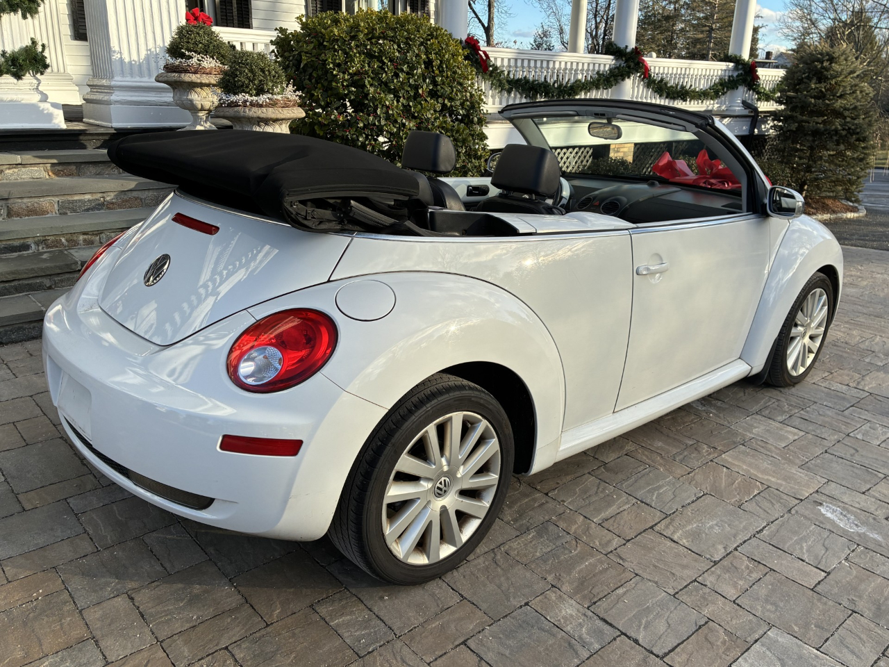 Volkswagen New Beetle 2.5L PZEV Convertible 2010