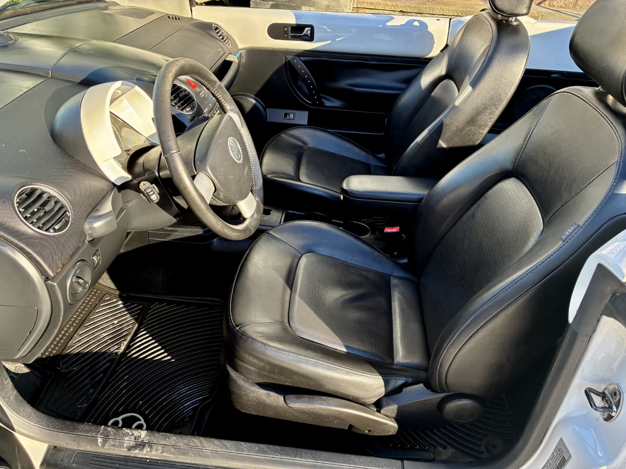 Volkswagen New Beetle 2.5L PZEV Convertible 2010